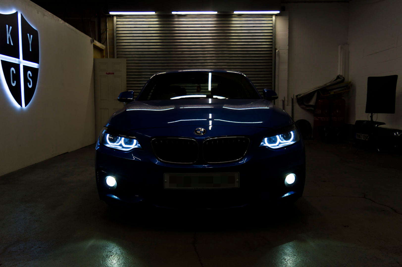 Headlight options on the above vehicle: KYCS (white) angel eyes | Classic blackout | Bi-LED 2.5" projector with LED bulb | Move high beam to low beam bi-LED projector | LED indicators